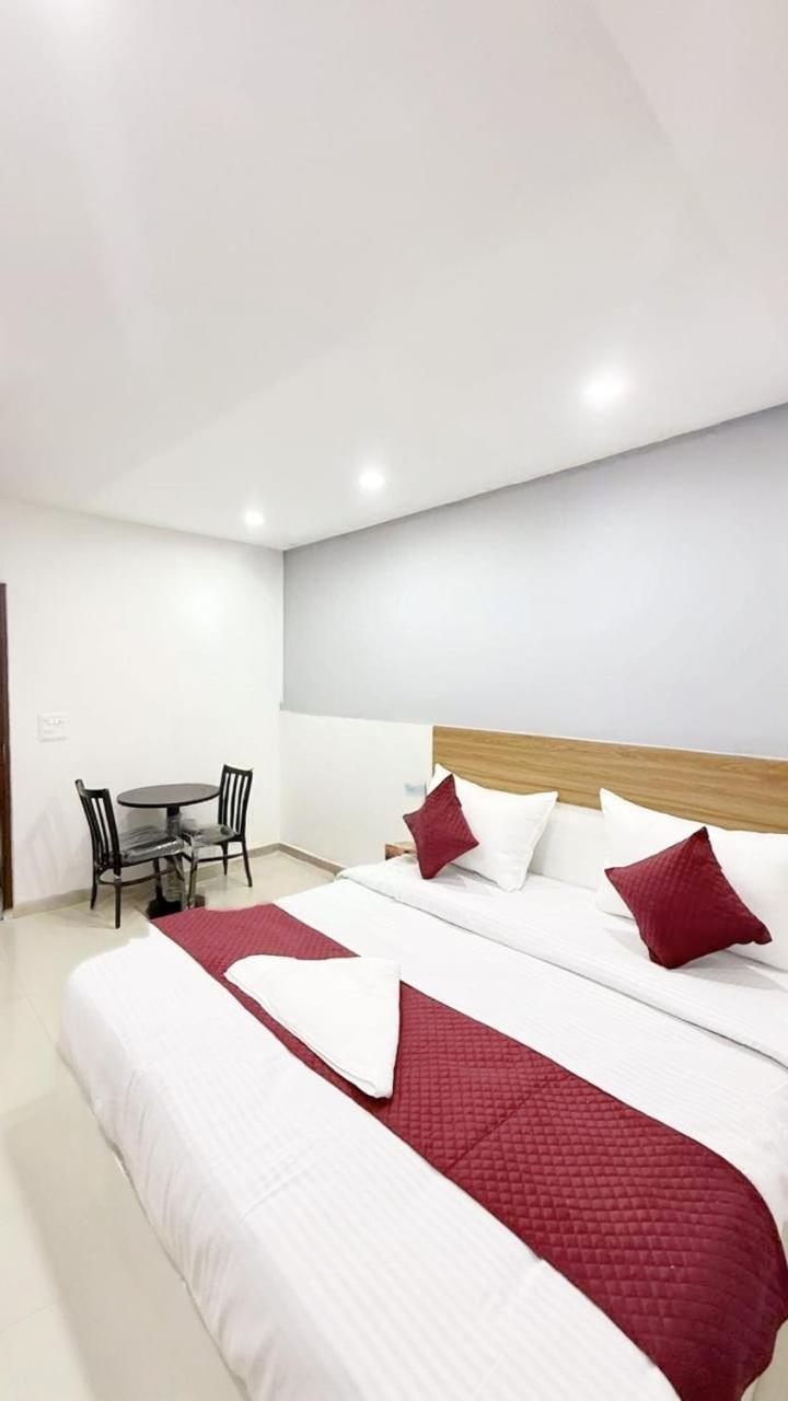 Modern Town Hotel New Delhi Exterior photo