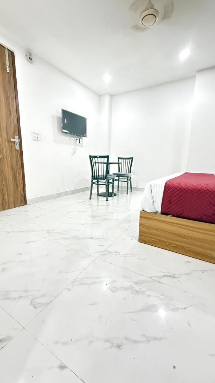 Modern Town Hotel New Delhi Exterior photo